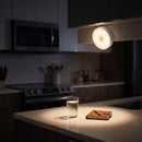 Luminária Aura iluminando a bancada embaixo do armário da cozinha