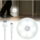 Luminária LED em corredor com cabo USB de recarga
