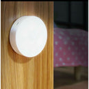 Luminária LED com sensor de movimento instalada na parede de uma sala de estar