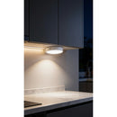 Luminária LED iluminando bancada embaixo do armário da cozinha