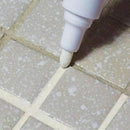 Close da caneta preenchendo o rejunte de piso ceramico