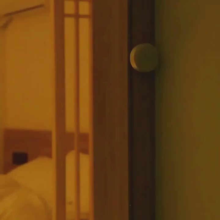 Demonstração da Luminária Aura Smart: sensor de movimento acendendo a luz no escuro